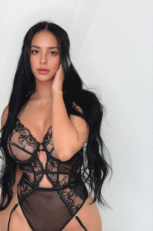 Body de encaje negro con tirantes de muslo