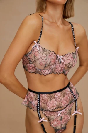 Conjunto de lencería de tres piezas de rosa y negro