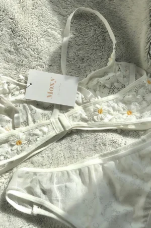 Conjunto de lencería de flores blancas salvajes