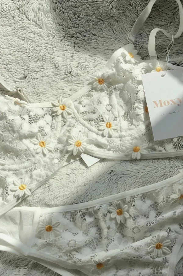 Conjunto de lencería de flores blancas salvajes