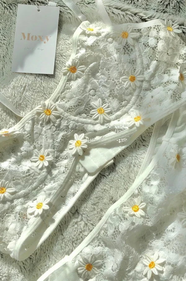 Conjunto de lencería de flores blancas salvajes