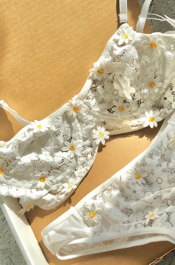 Conjunto de lencería de flores blancas salvajes
