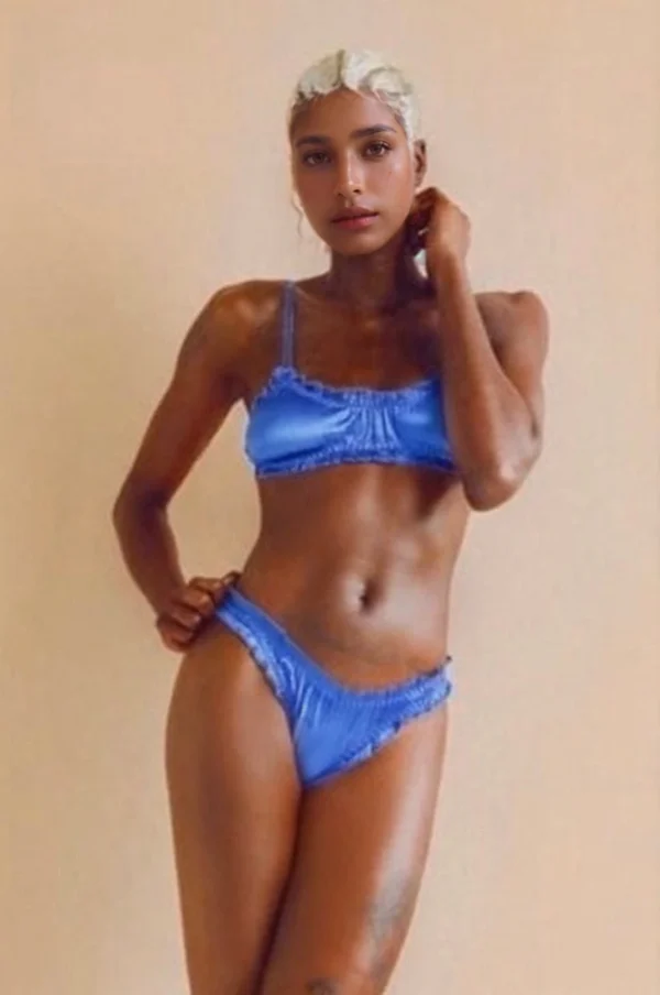 Conjunto de Lencería de Seda Azul Marino con Volantes