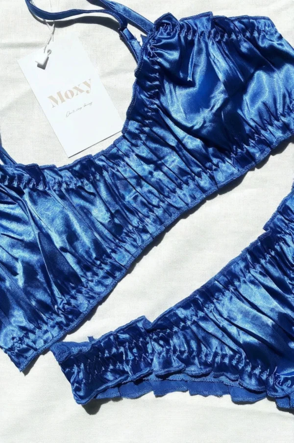 Conjunto de Lencería de Seda Azul Marino con Volantes