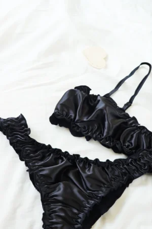 Conjunto de Bralette y Ropa Interior de Seda Negra con Volantes
