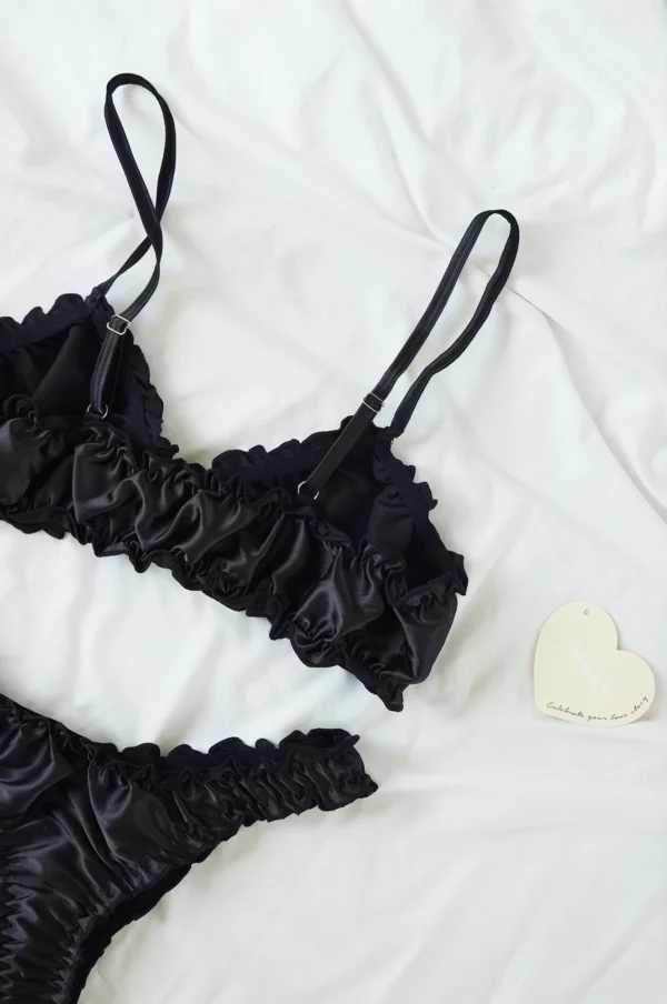 Conjunto de Bralette y Ropa Interior de Seda Negra con Volantes