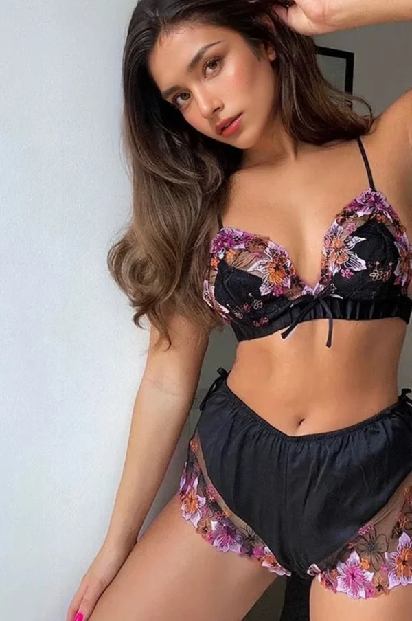 Conjunto de pijama negro de dos piezas con bordados