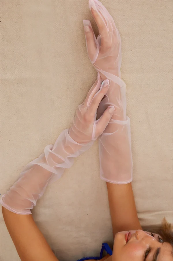 Guantes largos transparentes de color rosa,