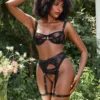Conjunto de Lencería de Malla Negra de Tres Piezas