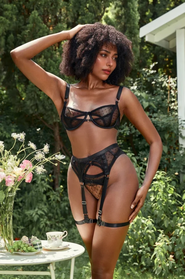 Conjunto de Lencería de Malla Negra de Tres Piezas