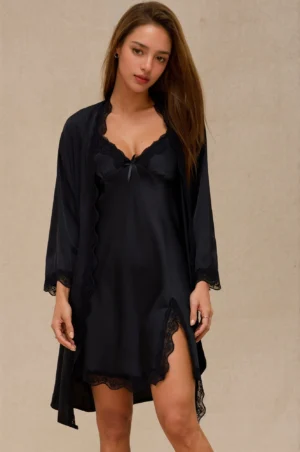 Conjunto de Camisón y Bata de Satén con Bordado de Encaje