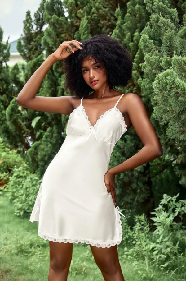 Conjunto de Camisón y Bata de Satén con Bordado de Encaje