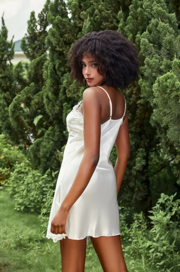 Conjunto de Camisón y Bata de Satén con Bordado de Encaje