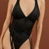 Bodysuit de lencería minimalista negro con arnés