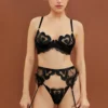 Conjunto de Lencería Negro con Bordados de Corazón