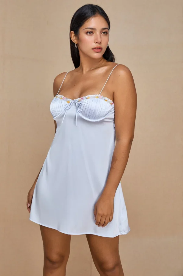 Vestido corto de satén azul claro