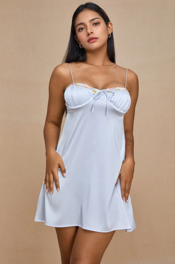 Vestido corto de satén azul claro