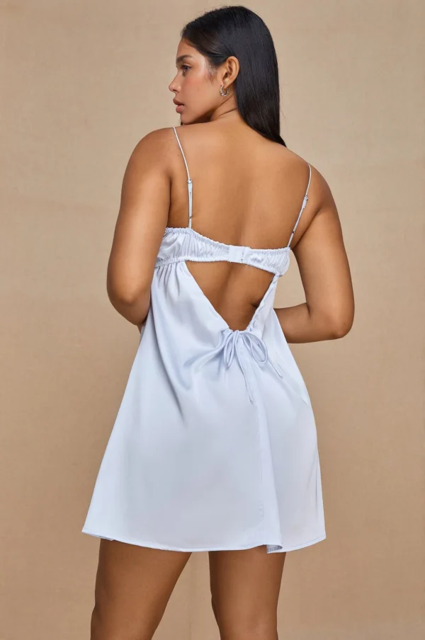 Vestido corto de satén azul claro