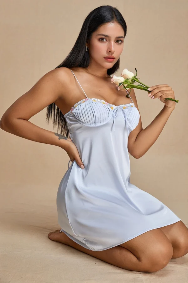 Vestido corto de satén azul claro