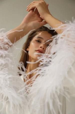 Bata de satín negro con plumas