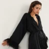 Bata de satín negro con plumas