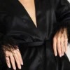 Bata de satín negro con plumas