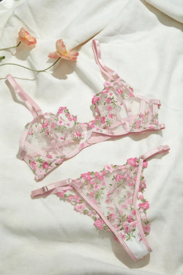 Lencería interior rosa transparente