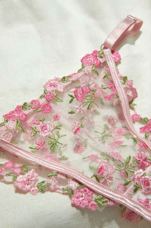 Lencería interior rosa transparente