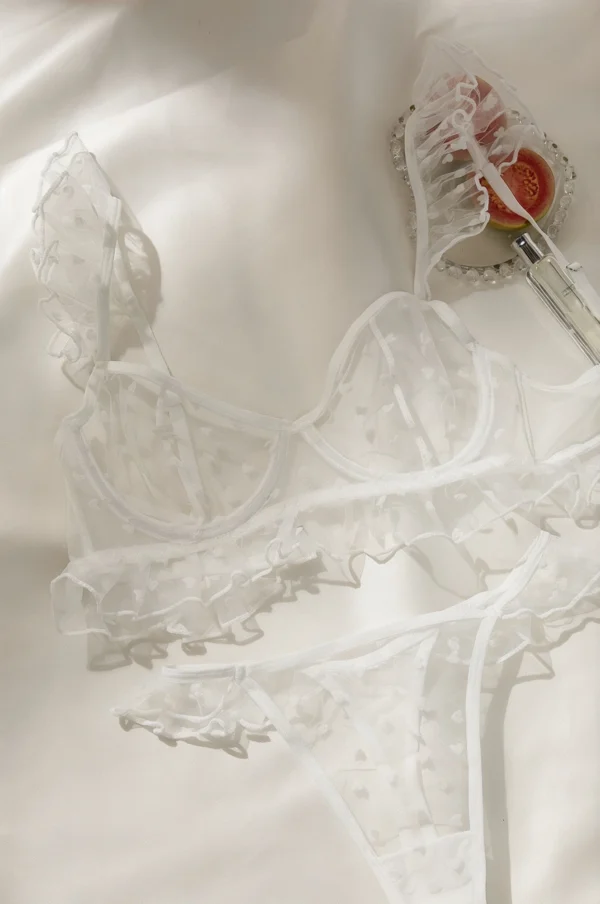 Lencería blanca transparente con patrón de corazón vintage