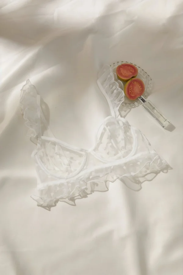 Lencería blanca transparente con patrón de corazón vintage