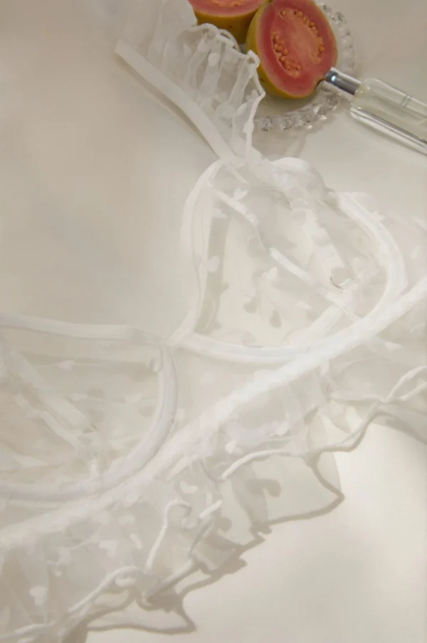 Lencería blanca transparente con patrón de corazón vintage