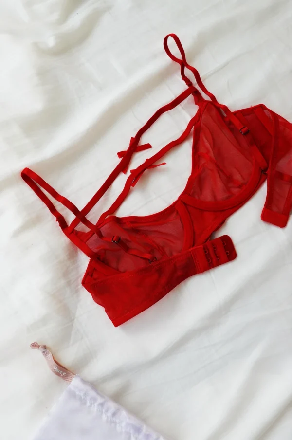 Conjunto de lencería roja transparente con moños