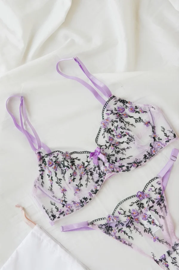 Conjunto de lencería de flores moradas