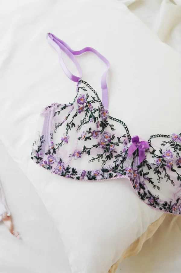 Conjunto de lencería de flores moradas