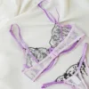 Conjunto de lencería de flores moradas