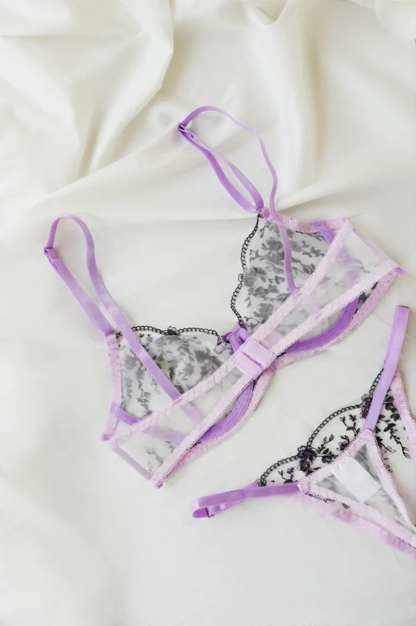 Conjunto de lencería de flores moradas