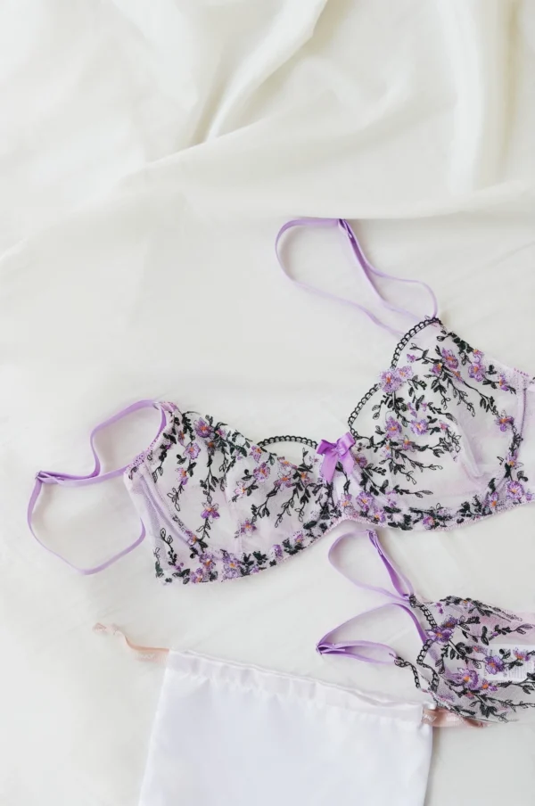 Conjunto de lencería de flores moradas