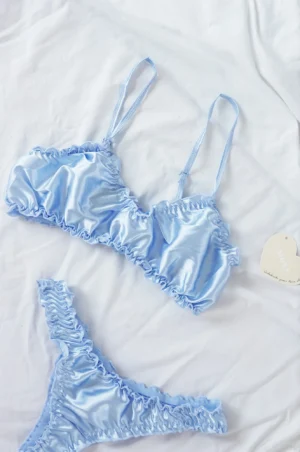 Conjunto de lencería de seda azul bebé