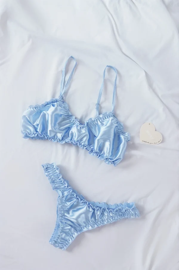 Conjunto de lencería de seda azul bebé