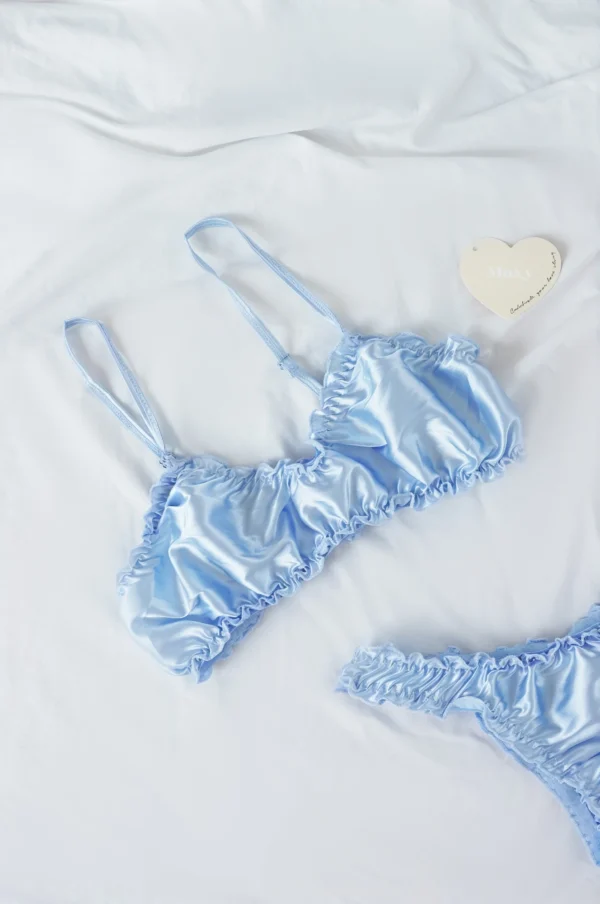 Conjunto de lencería de seda azul bebé