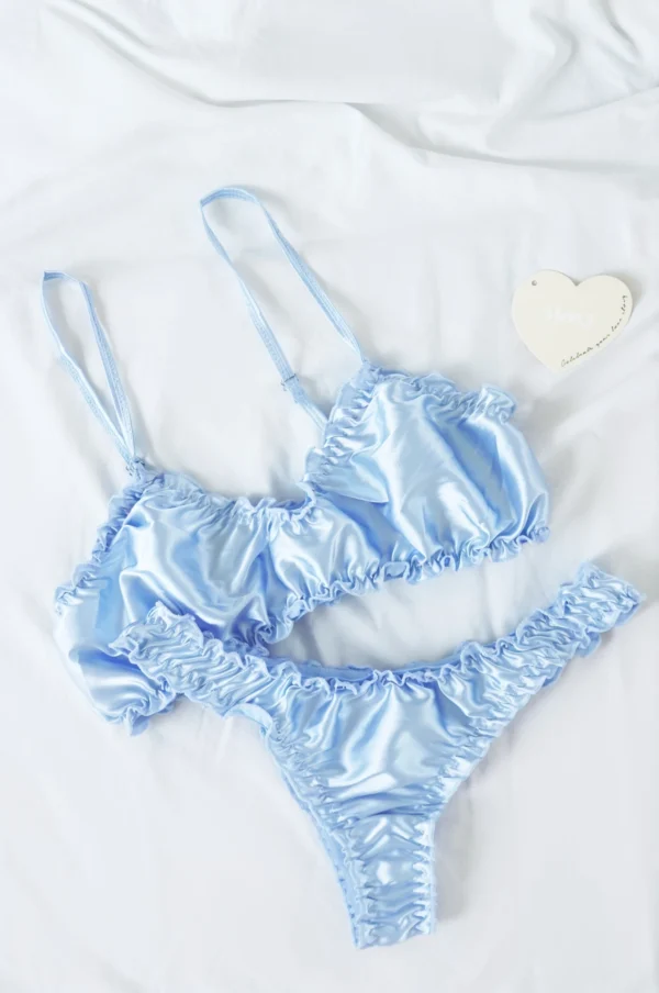 Conjunto de lencería de seda azul bebé
