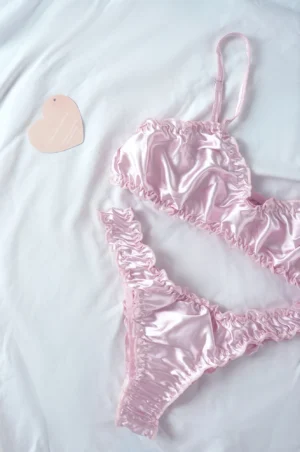 Bralette y Pantaleta de Seda Rosado con Volantes