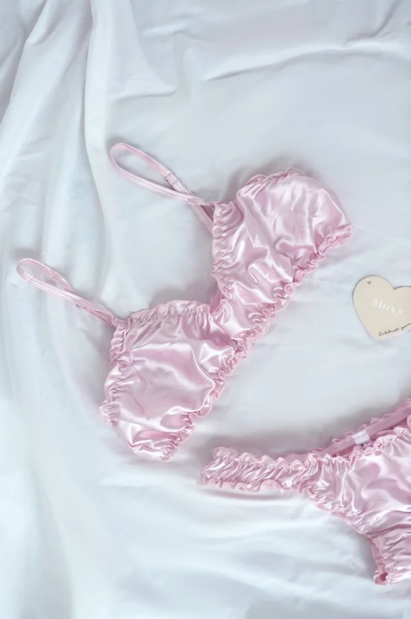 Bralette y Pantaleta de Seda Rosado con Volantes