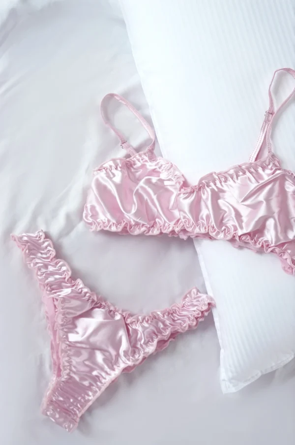 Bralette y Pantaleta de Seda Rosado con Volantes