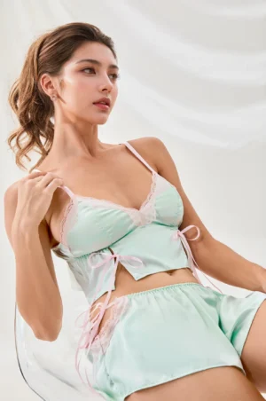 Pijama de fieltro con lazos,