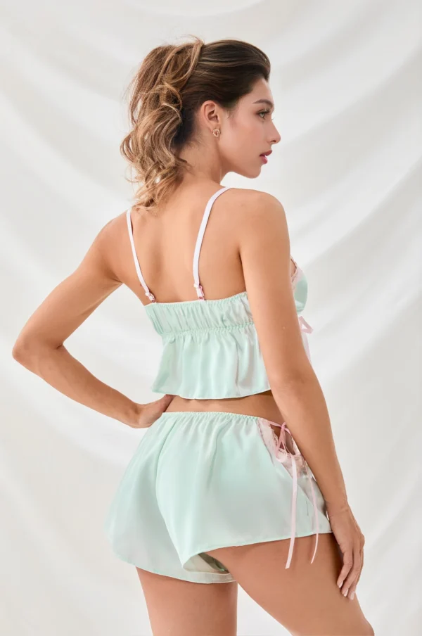 Pijama de fieltro con lazos,