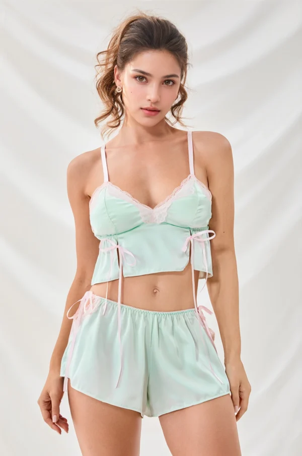 Pijama de fieltro con lazos,