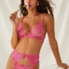 Conjunto de Lencería Rosa Neón con Bordado de Rosas y Detalles de Gemas,
