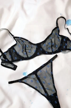 Conjunto de lencería negra transparente con dibujos de mochilas azules