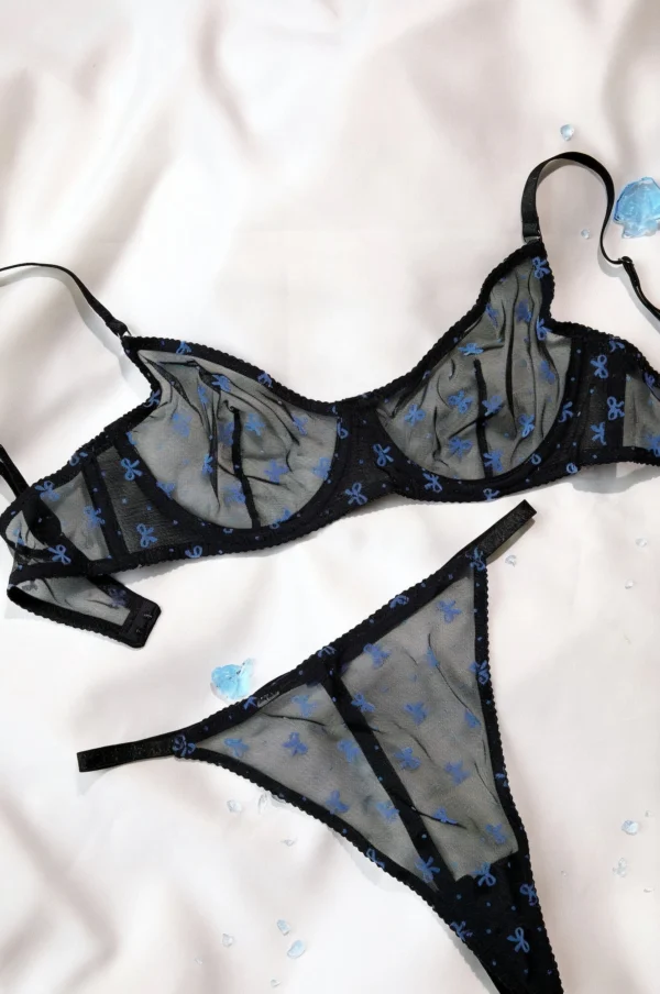 Conjunto de lencería negra transparente con dibujos de mochilas azules